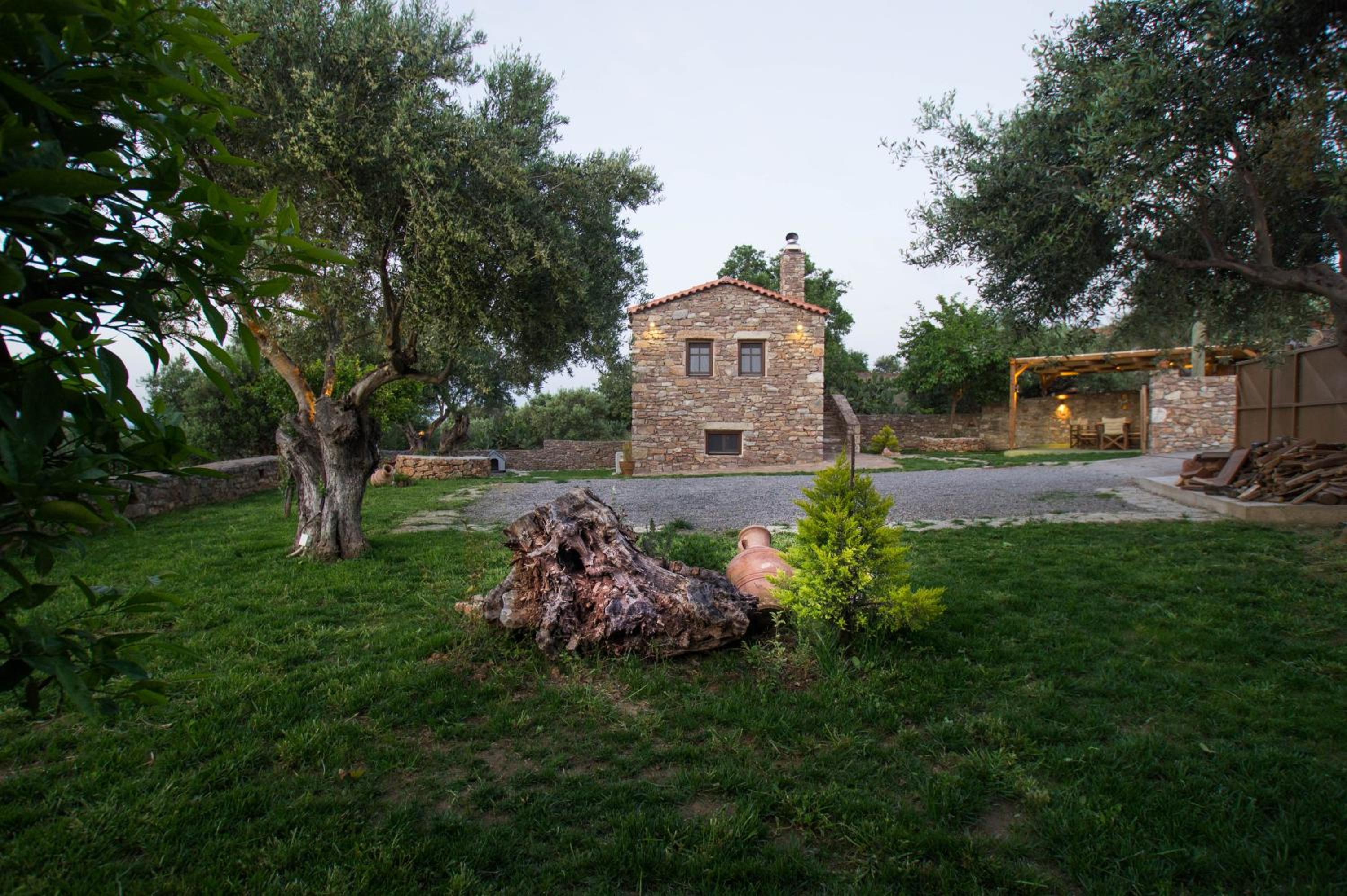 Karyoupolis Lounge Cave House