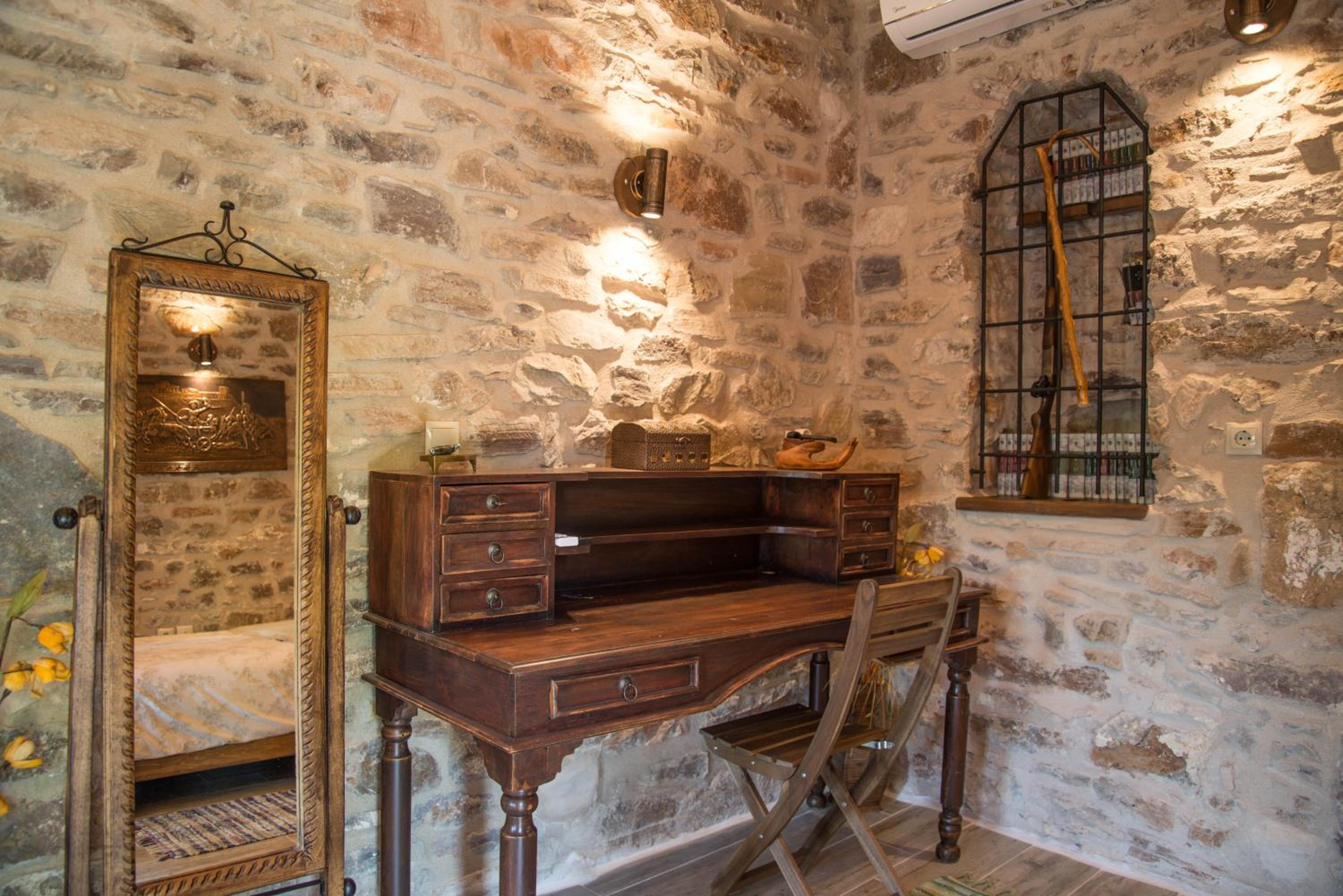 Karyoupolis Lounge Cave House