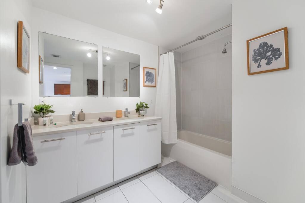 Lovely Condo At Midtown Miami with pool