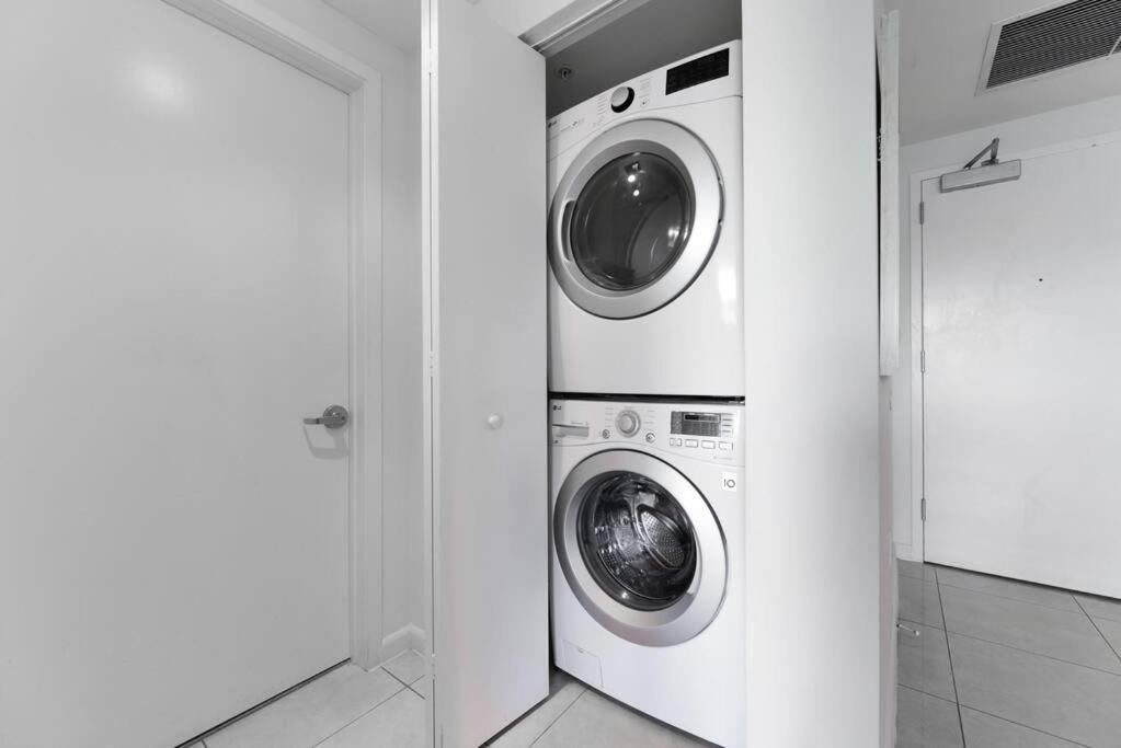 Lovely Condo At Midtown Miami with pool