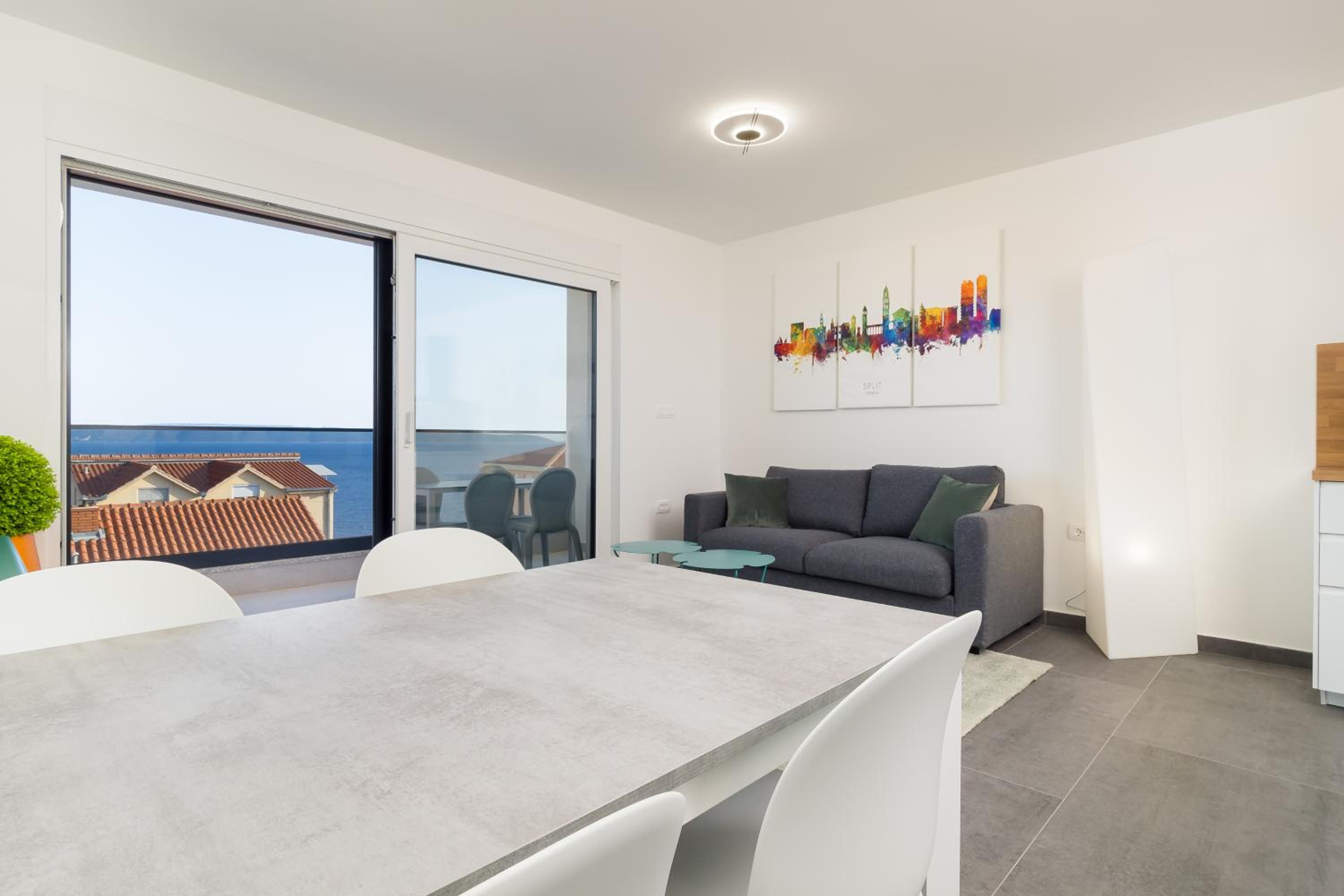 Luxury apartment- balcony- private rooftop and jacuzzi- common pool