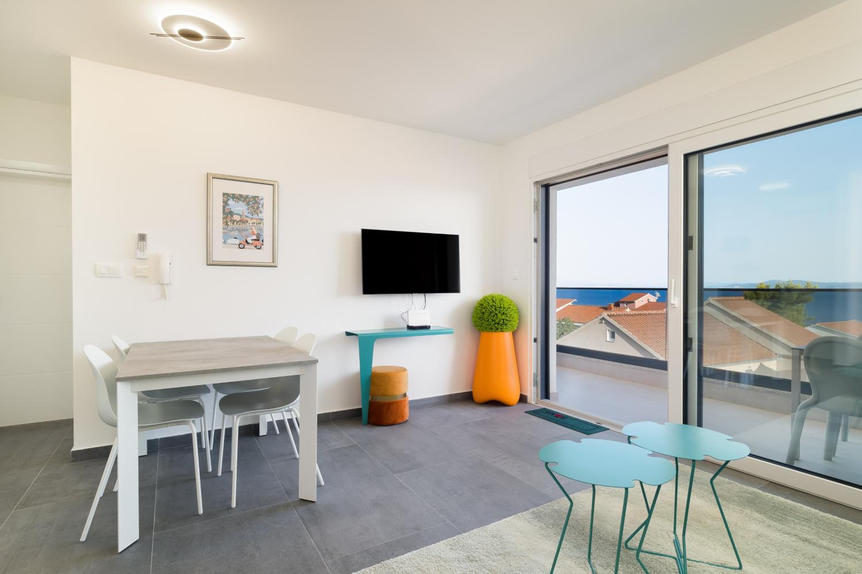 Luxury apartment- balcony- private rooftop and jacuzzi- common pool