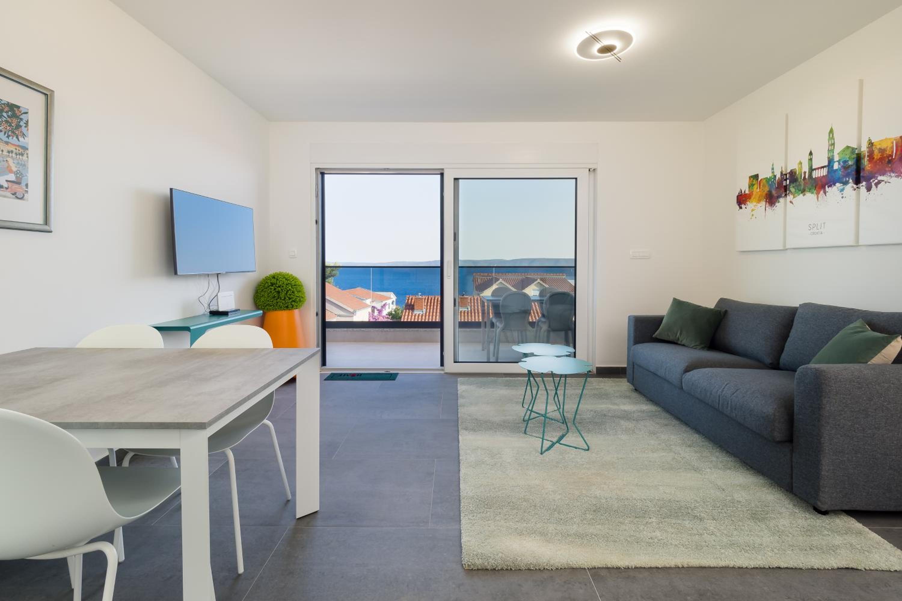 Luxury apartment- balcony- private rooftop and jacuzzi- common pool