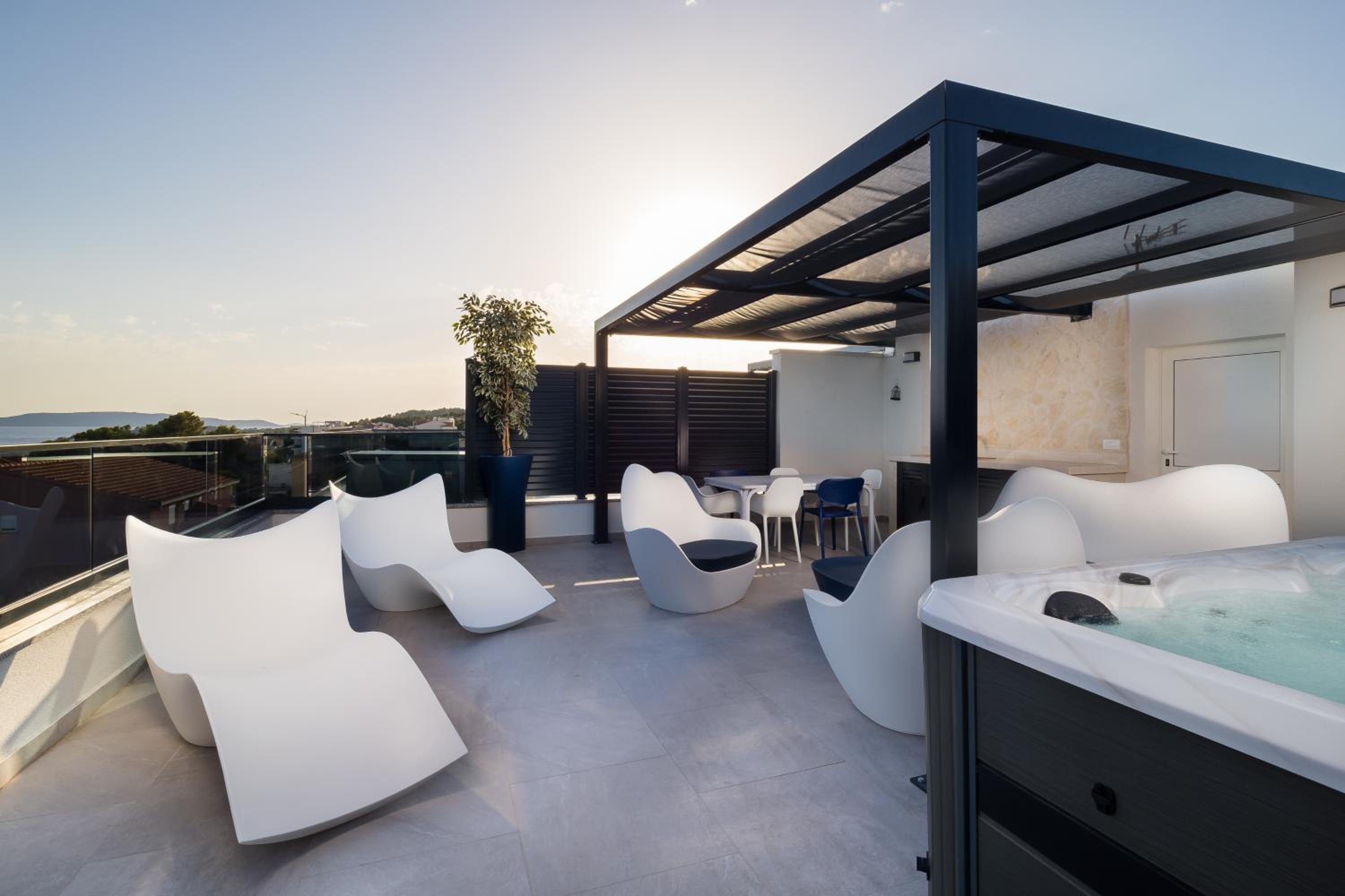 Luxury apartment- balcony- private rooftop and jacuzzi- common pool photo 4