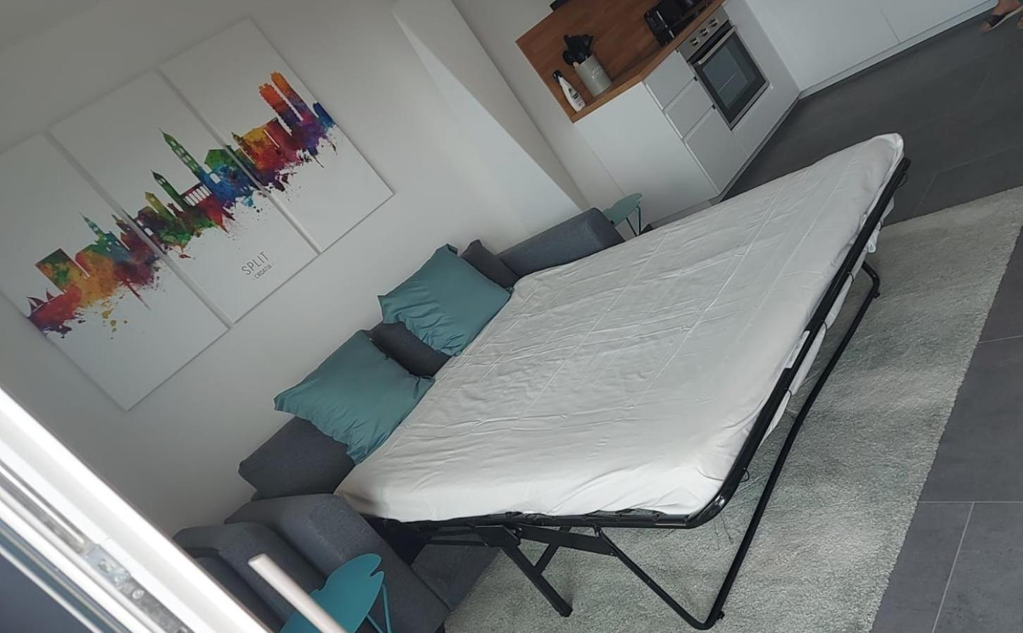 Luxury apartment- balcony- private rooftop and jacuzzi- common pool