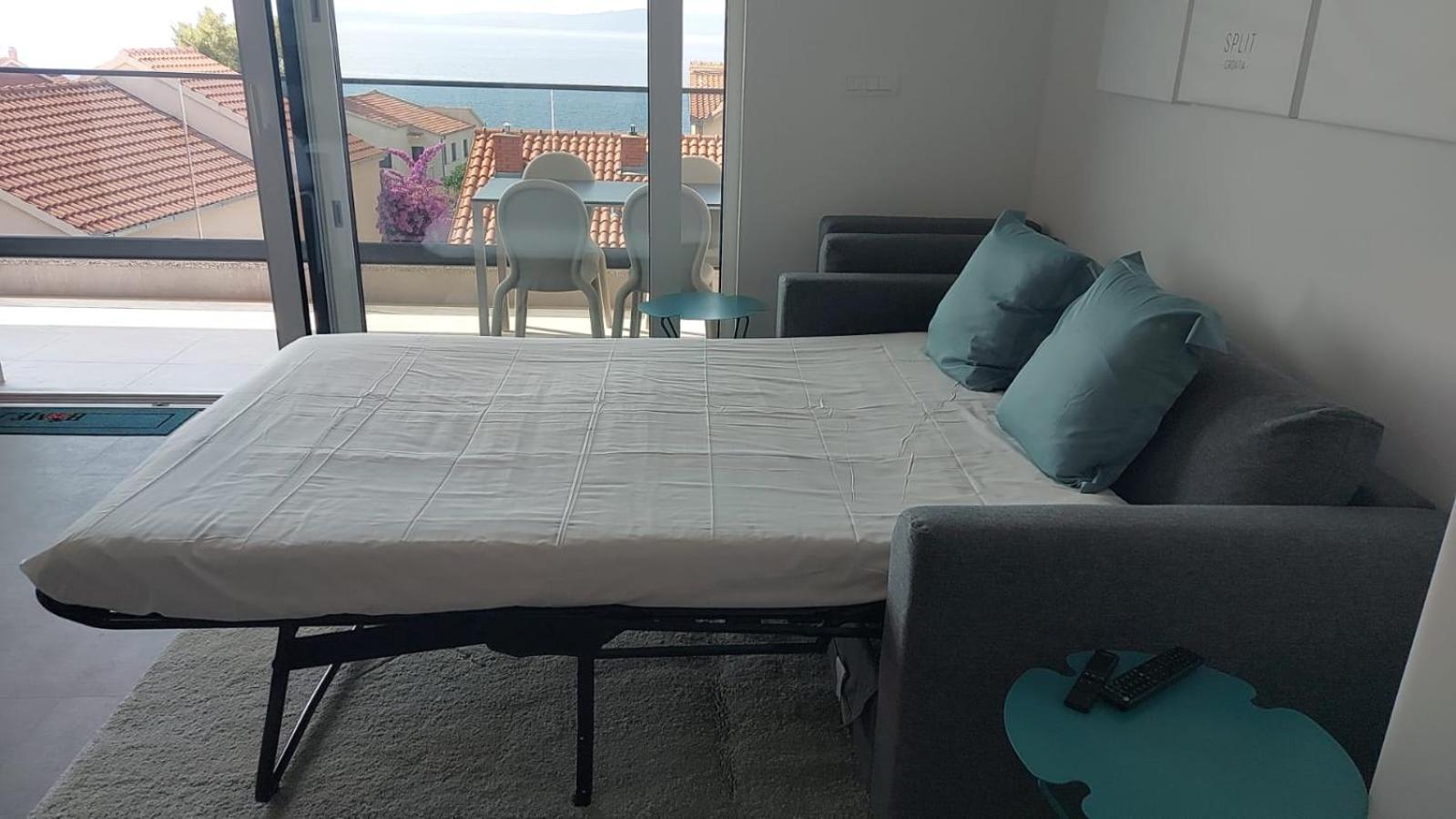 Luxury apartment- balcony- private rooftop and jacuzzi- common pool