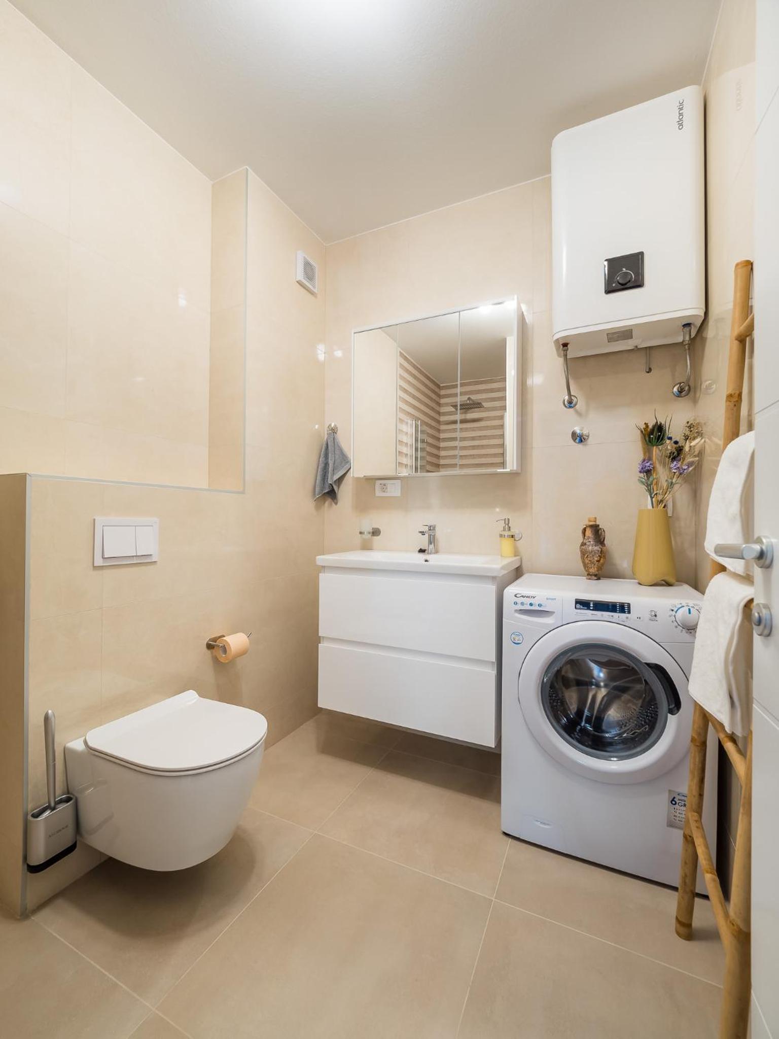 Luxury apartment- balcony- private rooftop and jacuzzi- common pool