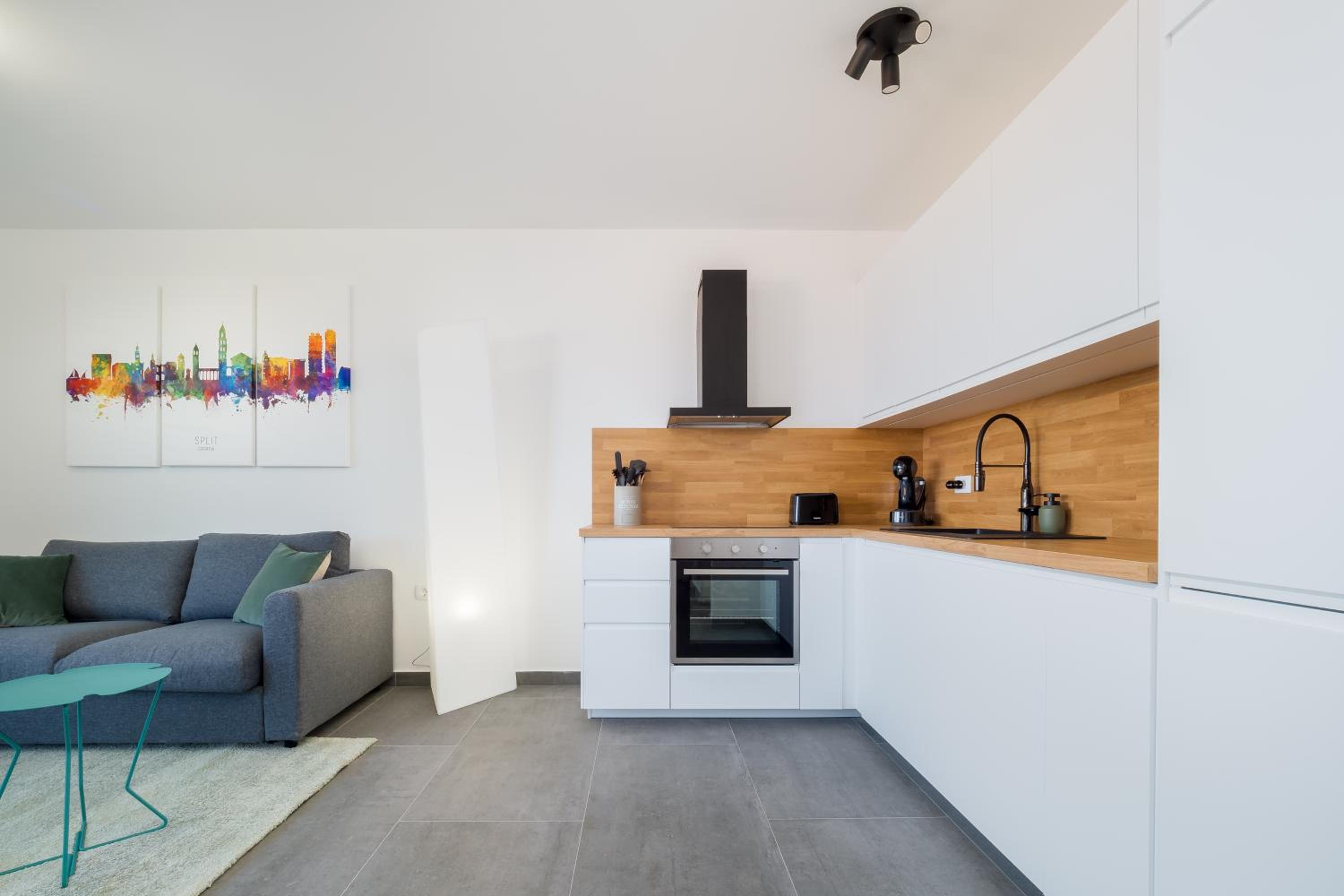 Luxury apartment- balcony- private rooftop and jacuzzi- common pool