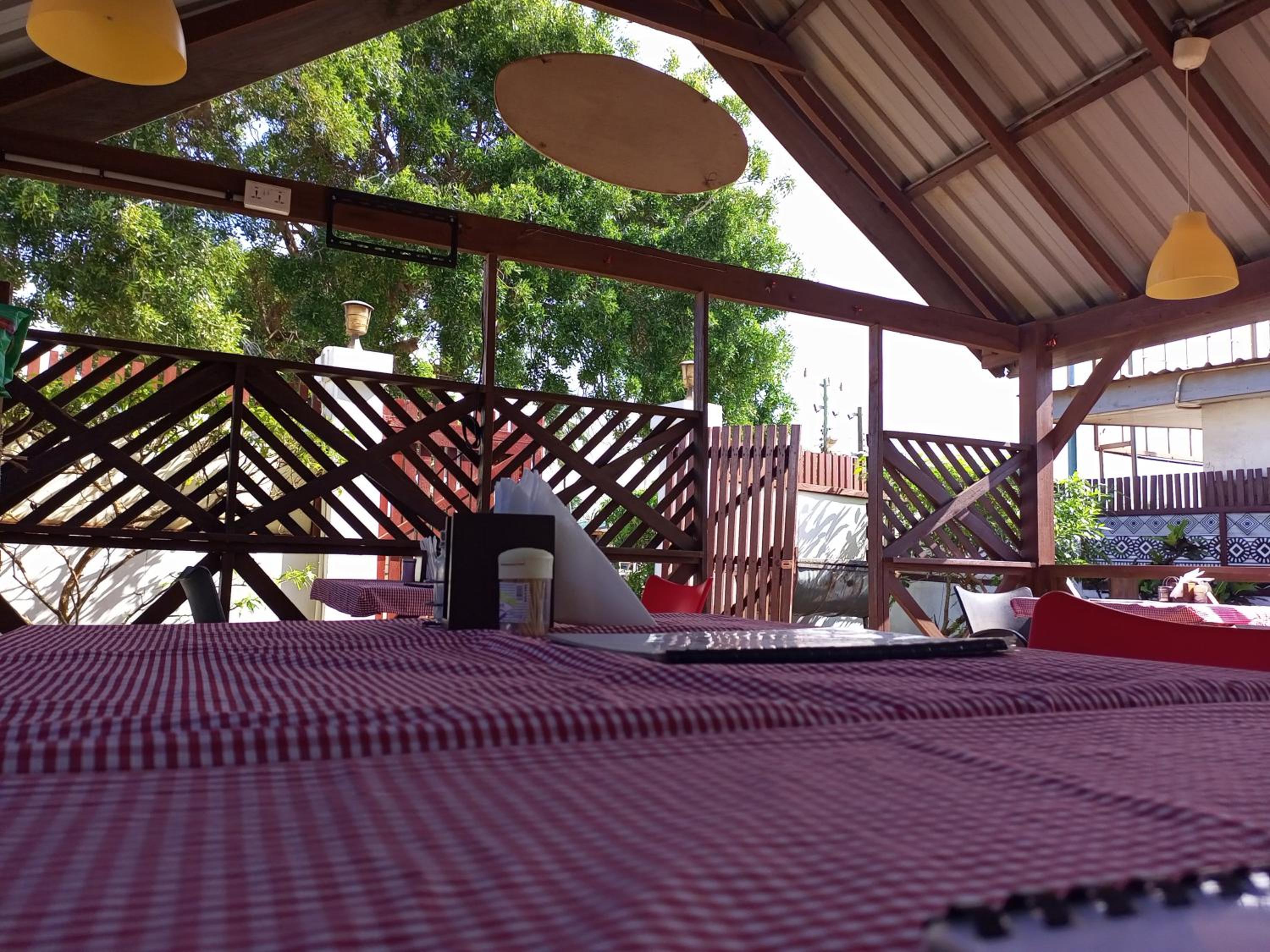 Ezime Guesthouse And Pizzeria