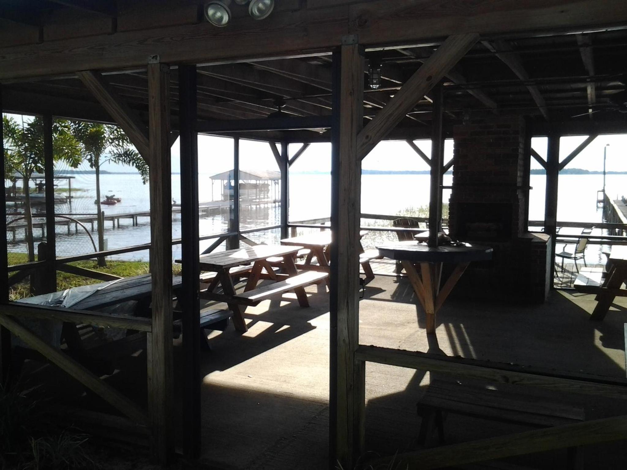Lakeside Inn and Cafe
