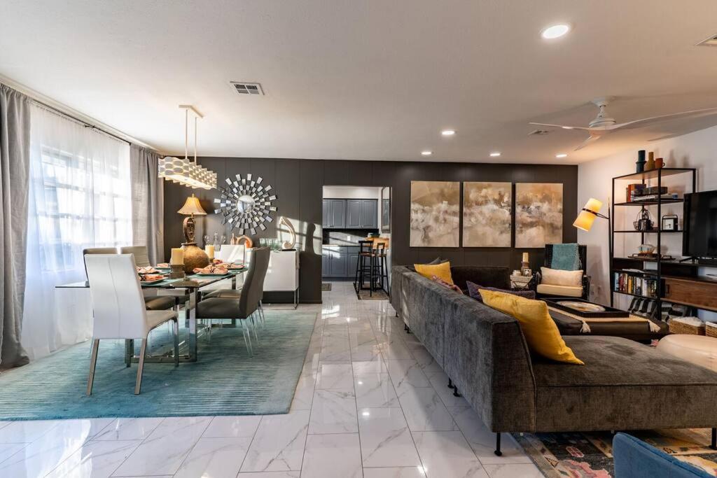 Cosmopolitan Suite, Centrally located to Downtown and the beach.