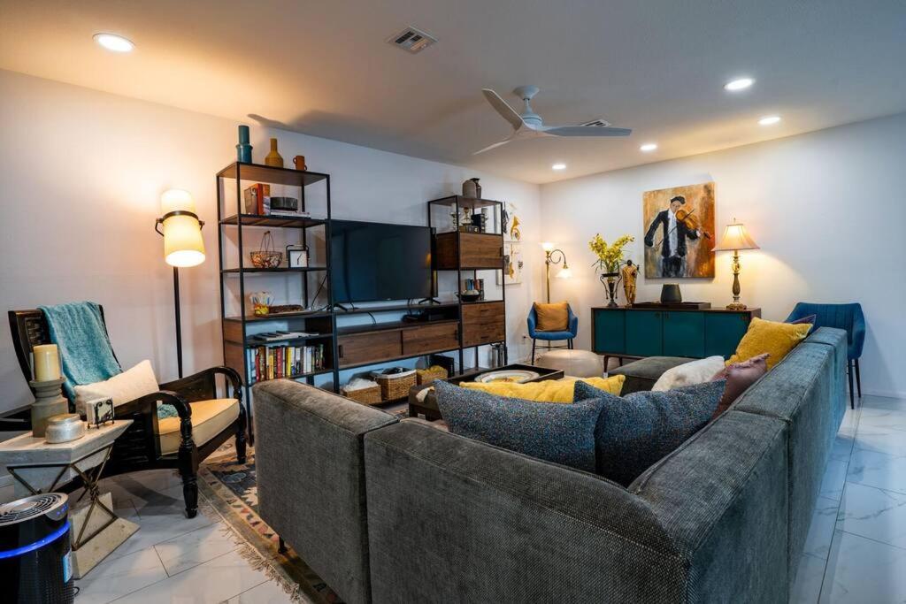 Cosmopolitan Suite, Centrally located to Downtown and the beach.