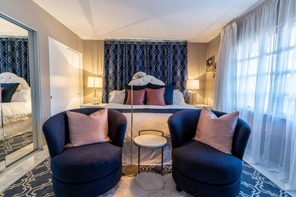 Cosmopolitan Suite, Centrally located to Downtown and the beach.