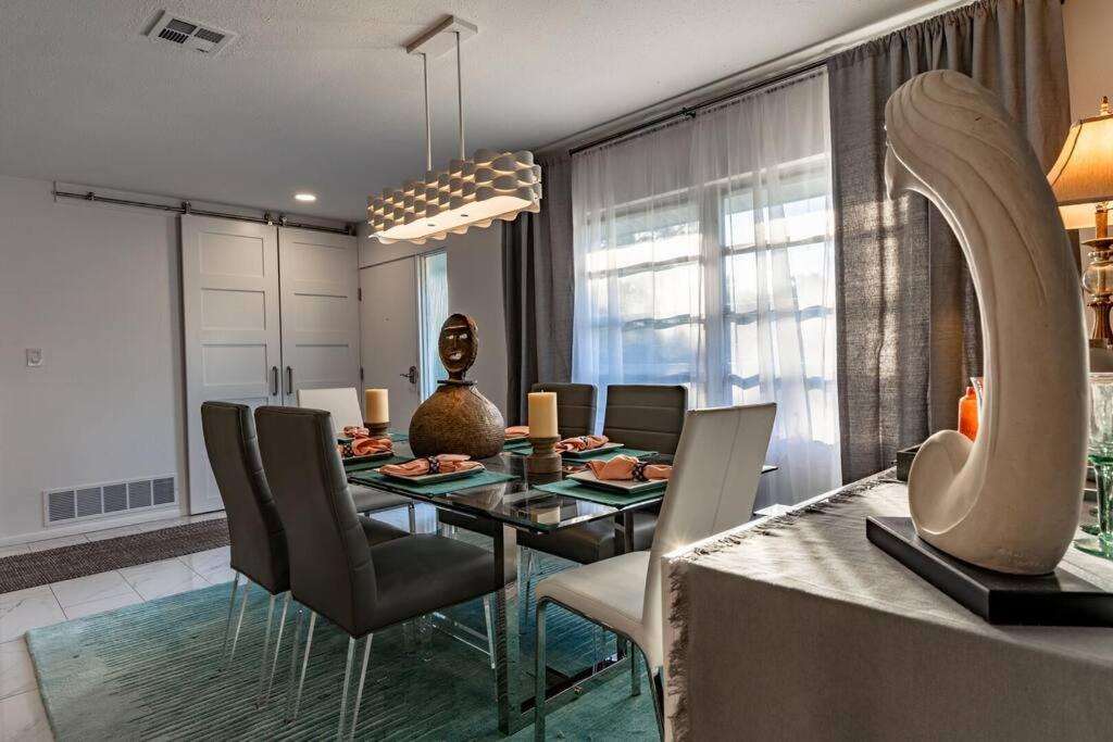 Cosmopolitan Suite, Centrally located to Downtown and the beach.