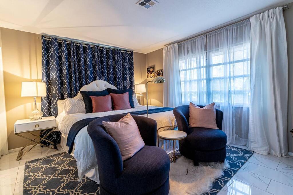 Cosmopolitan Suite, Centrally located to Downtown and the beach.