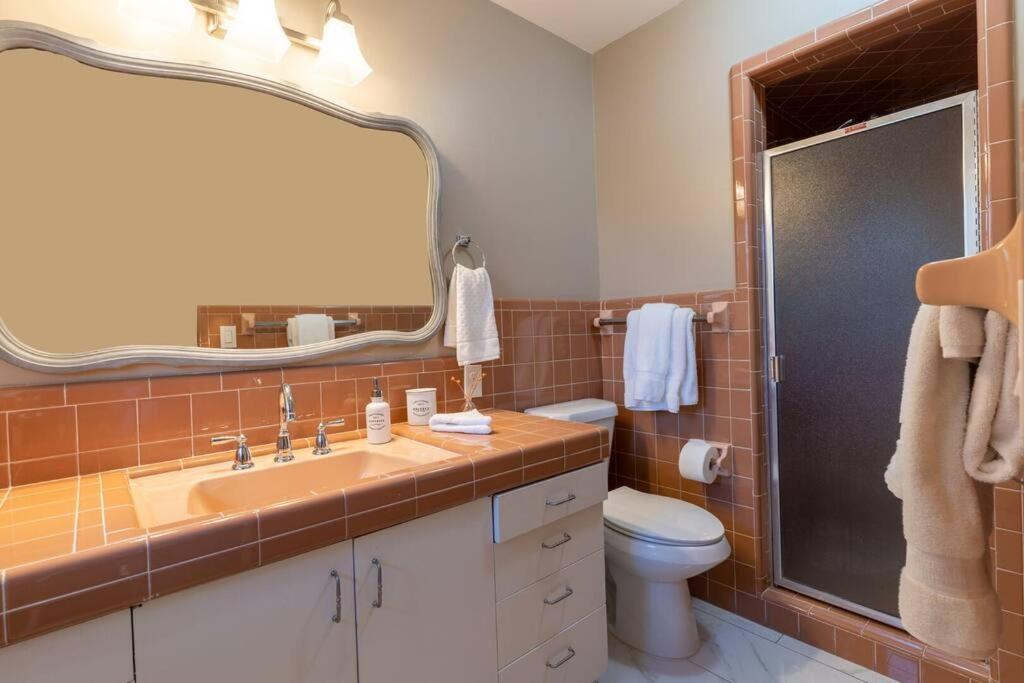 Cosmopolitan Suite, Centrally located to Downtown and the beach.