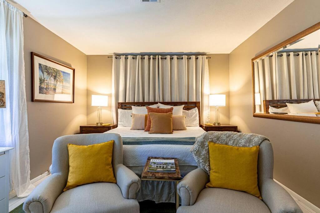 Cosmopolitan Suite, Centrally located to Downtown and the beach.