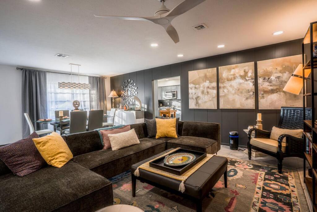 Cosmopolitan Suite, Centrally located to Downtown and the beach.