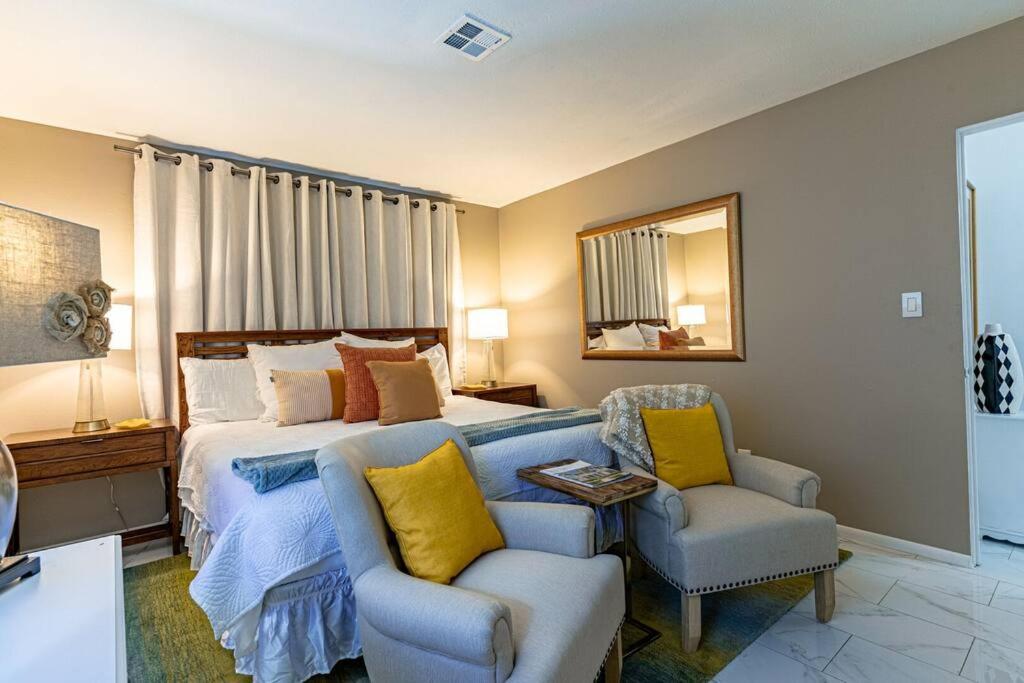 Cosmopolitan Suite, Centrally located to Downtown and the beach.