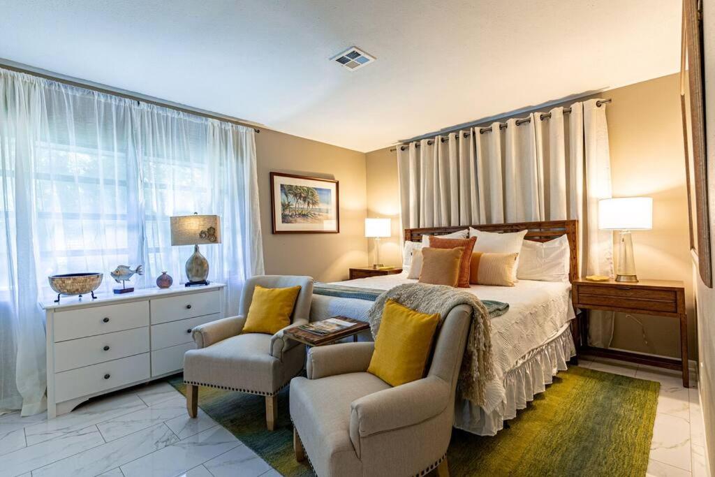 Cosmopolitan Suite, Centrally located to Downtown and the beach.