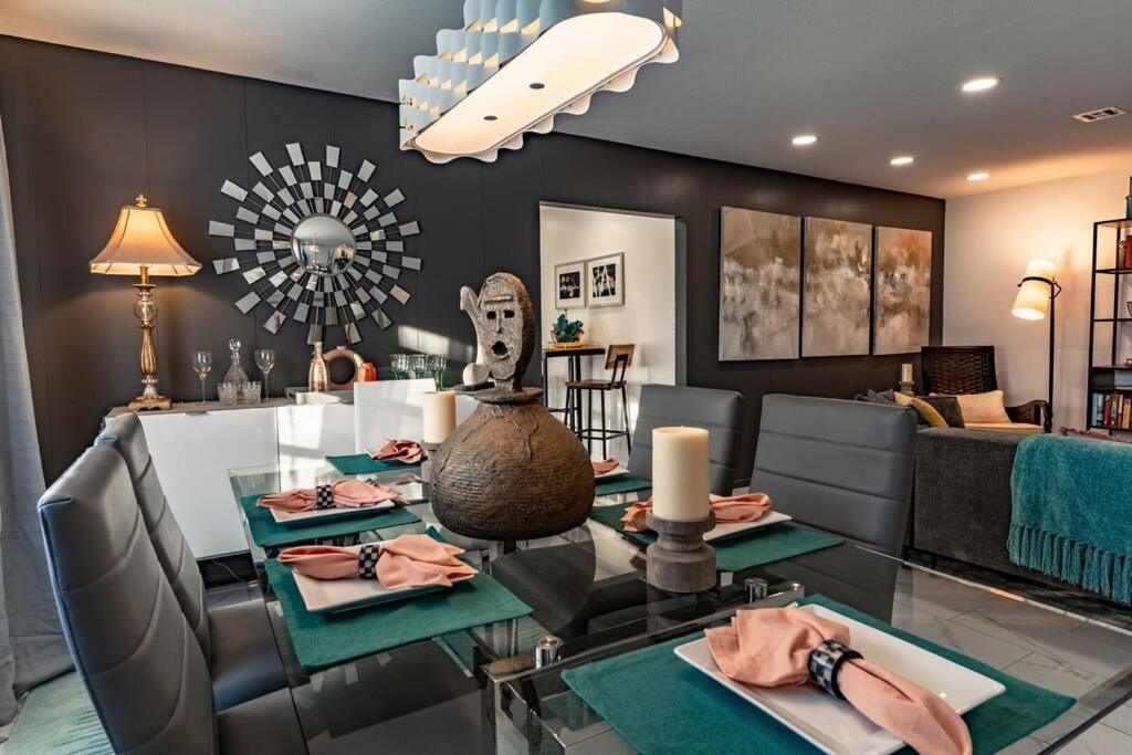 Cosmopolitan Suite, Centrally located to Downtown and the beach.