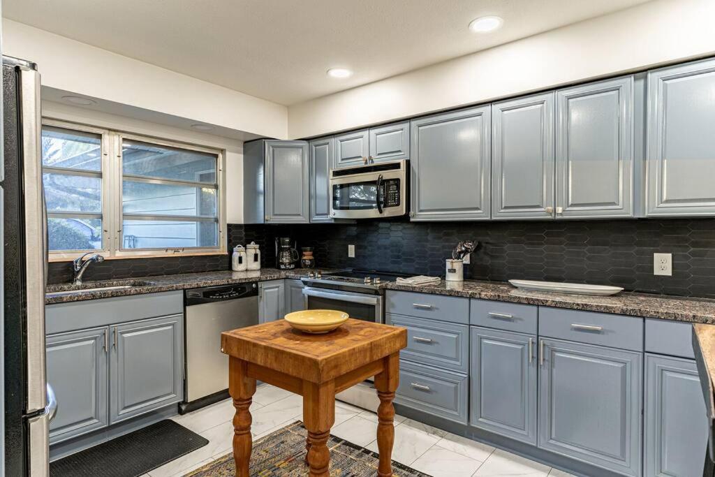 Cosmopolitan Suite, Centrally located to Downtown and the beach.