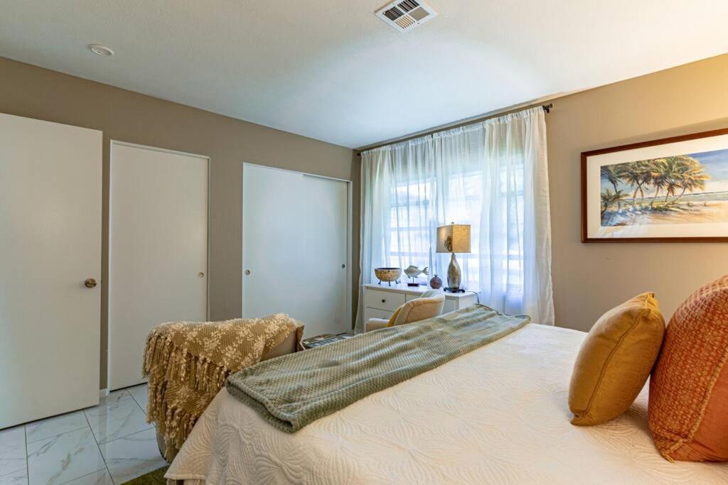 Cosmopolitan Suite, Centrally located to Downtown and the beach.