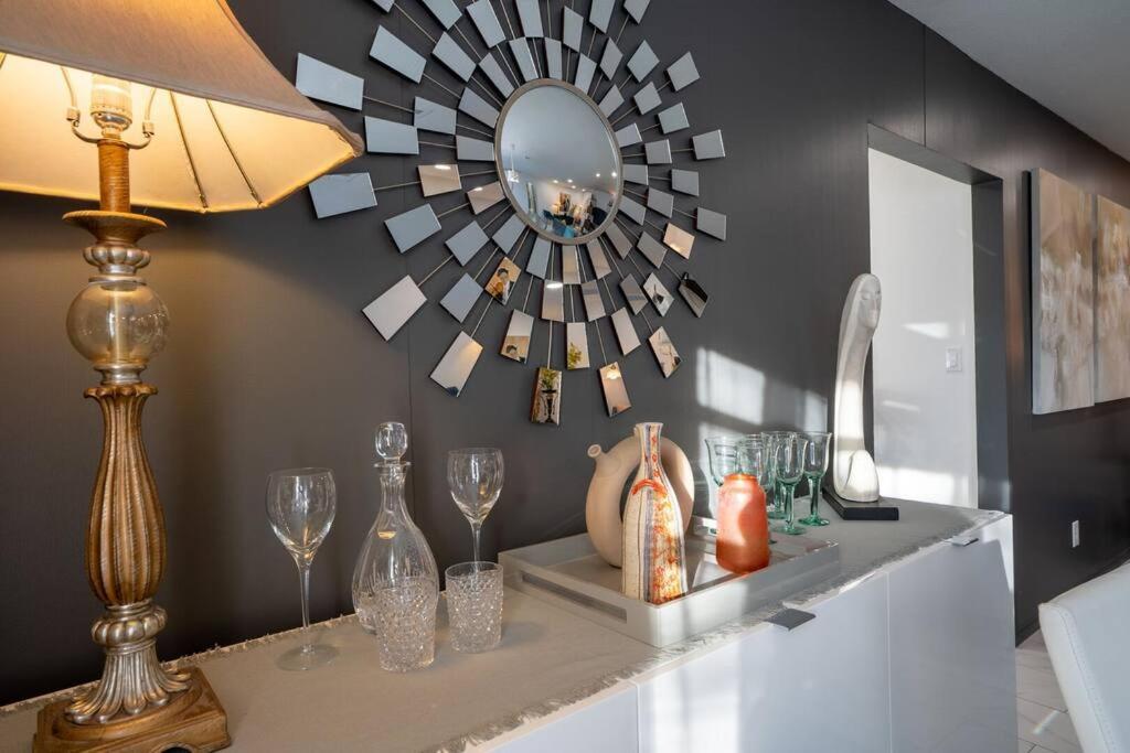 Cosmopolitan Suite, Centrally located to Downtown and the beach.