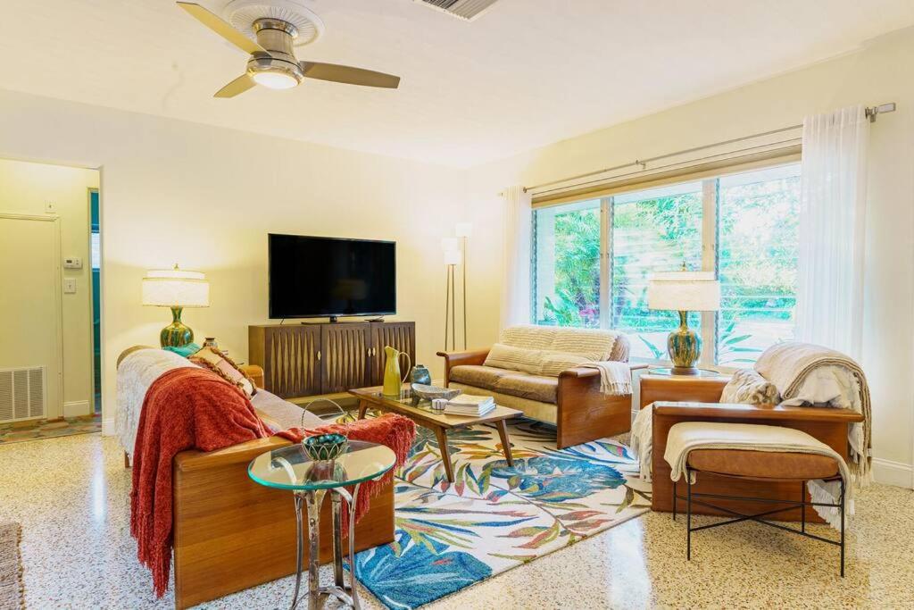 Beautiful Glam Mid-Century 1 block from Sarasota bay with Firepit view 3