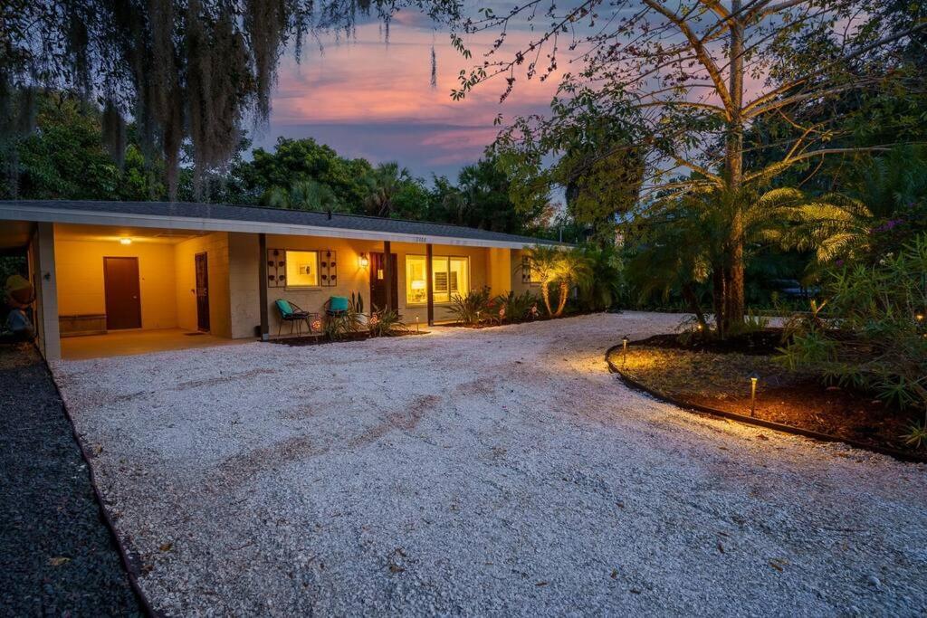 Beautiful Glam Mid-Century 1 block from Sarasota bay with Firepit view 5