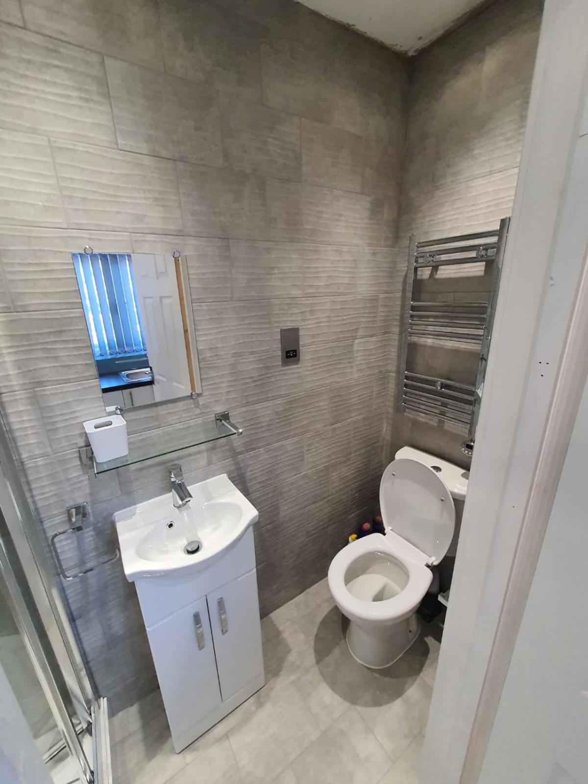 New Self Contained Flat,in Hayes, Free Parking view 3