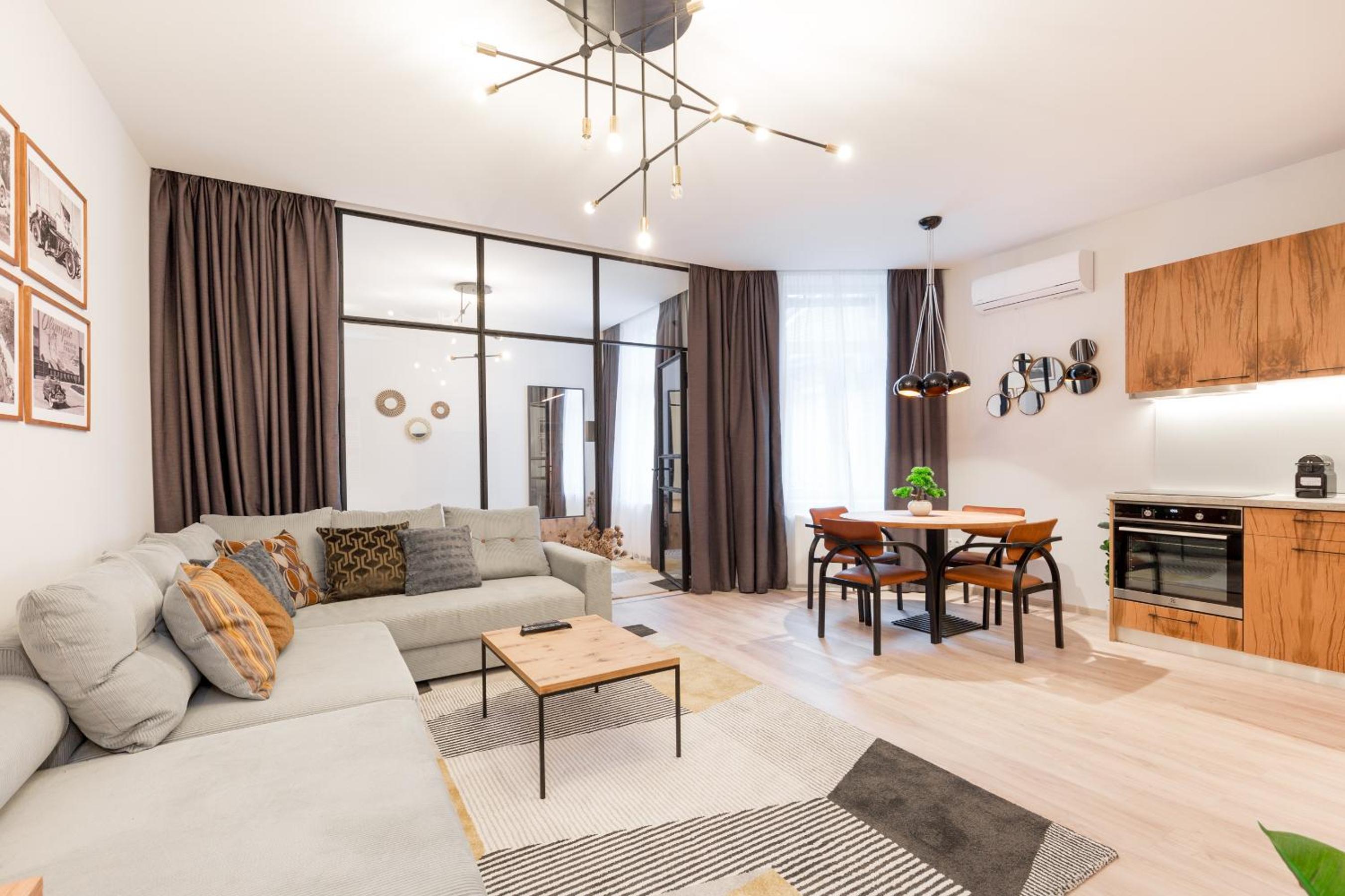 Luxury Presidential Suite in The Absolute Center