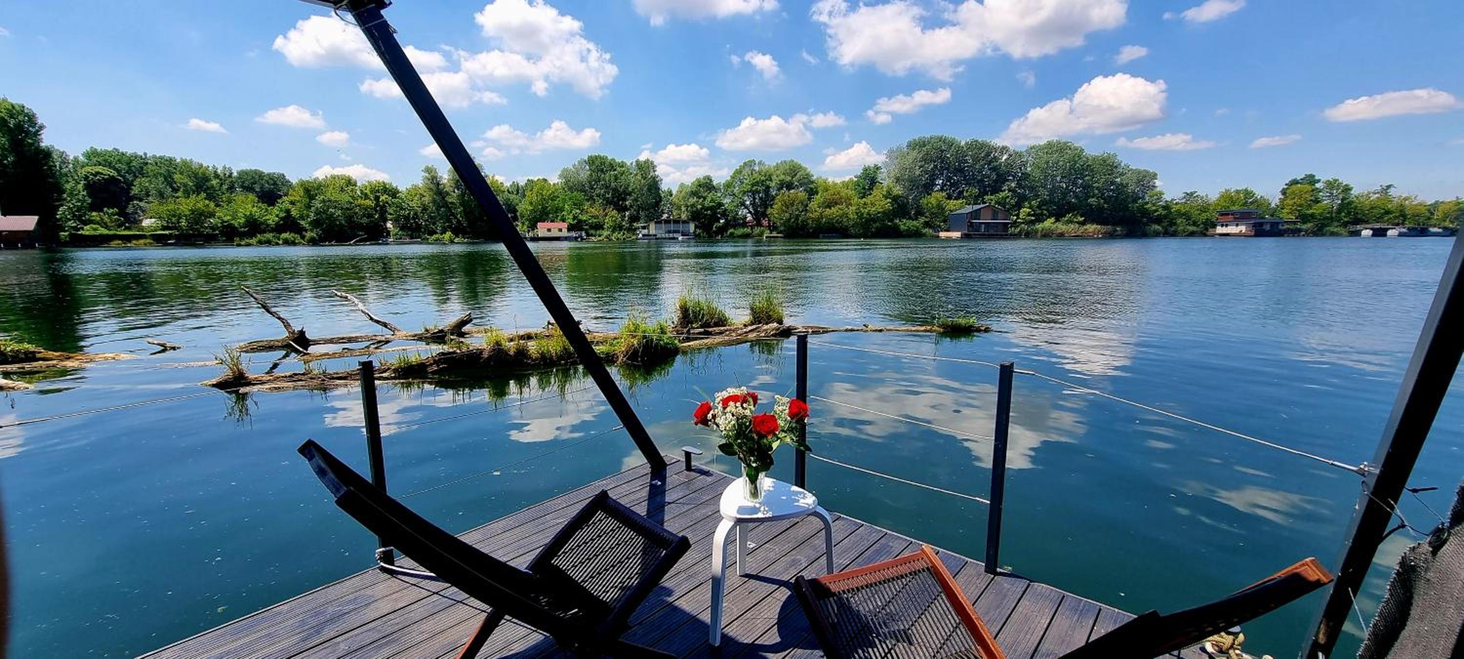 Hausboat Vlnka view 2