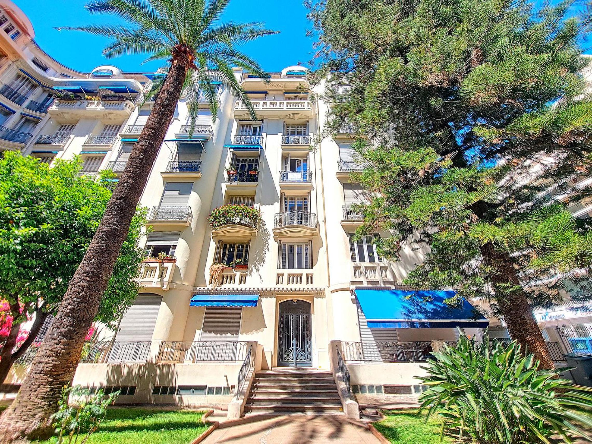 Nestor&Jeeves - STANDING BAQUIS - Central - Close sea