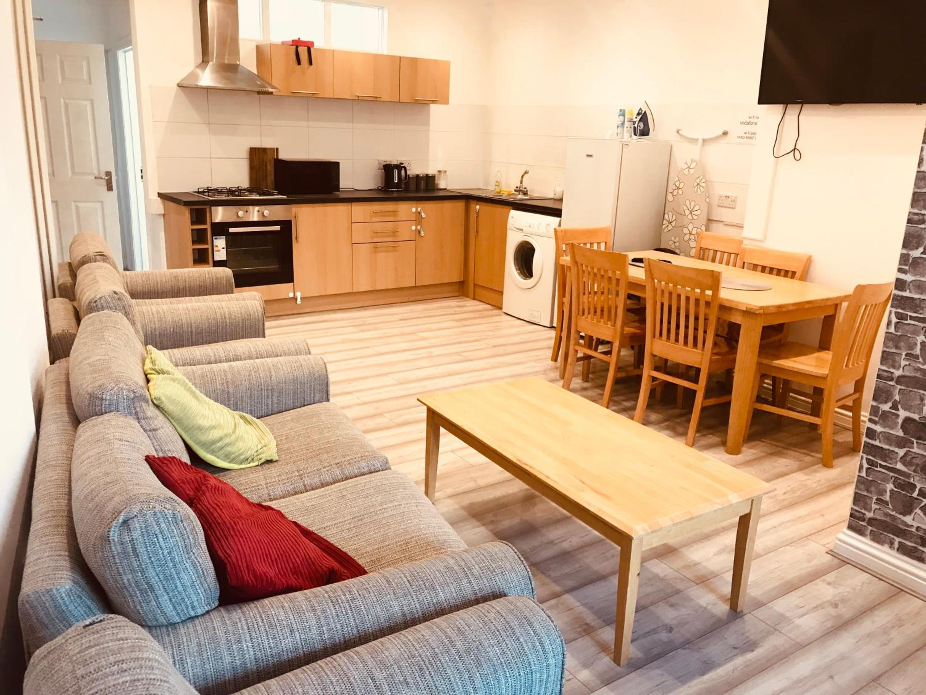 Entire Flat with Three Bedrooms N 2 view 2