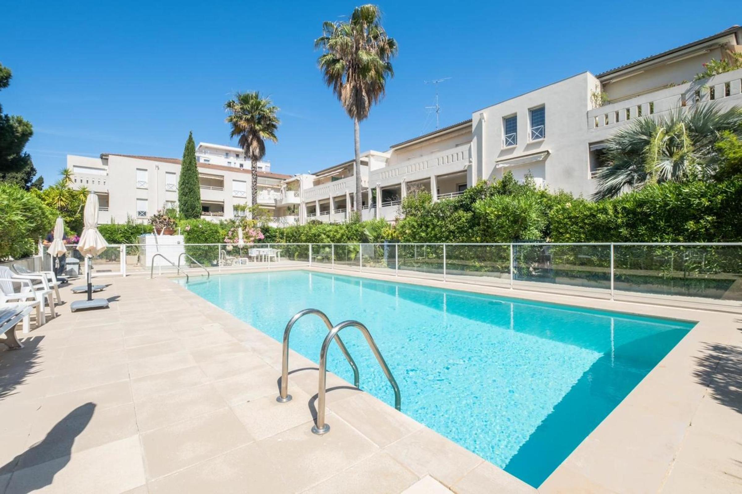 Comfy apartment with residential swimming pool photo 2