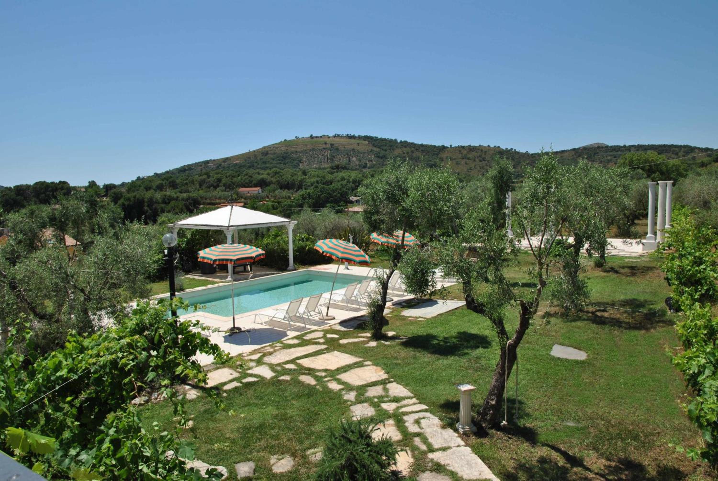 VILLA LE VIGNE con piscina privata paradiso nel ve view 4
