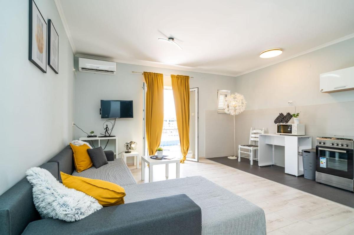 Nostromo Guesthouse with the Sea View