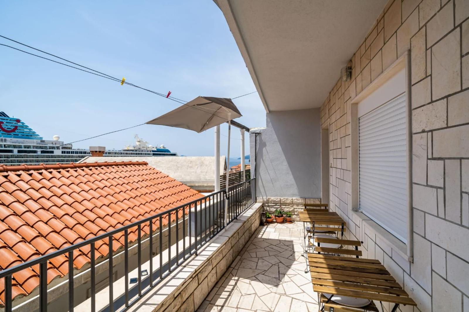 Nostromo Guesthouse with the Sea View