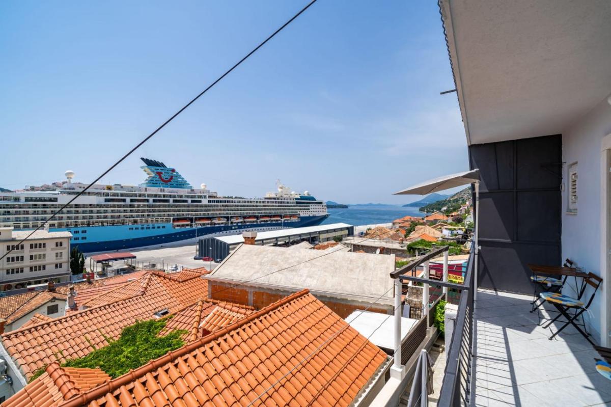 Nostromo Guesthouse with the Sea View