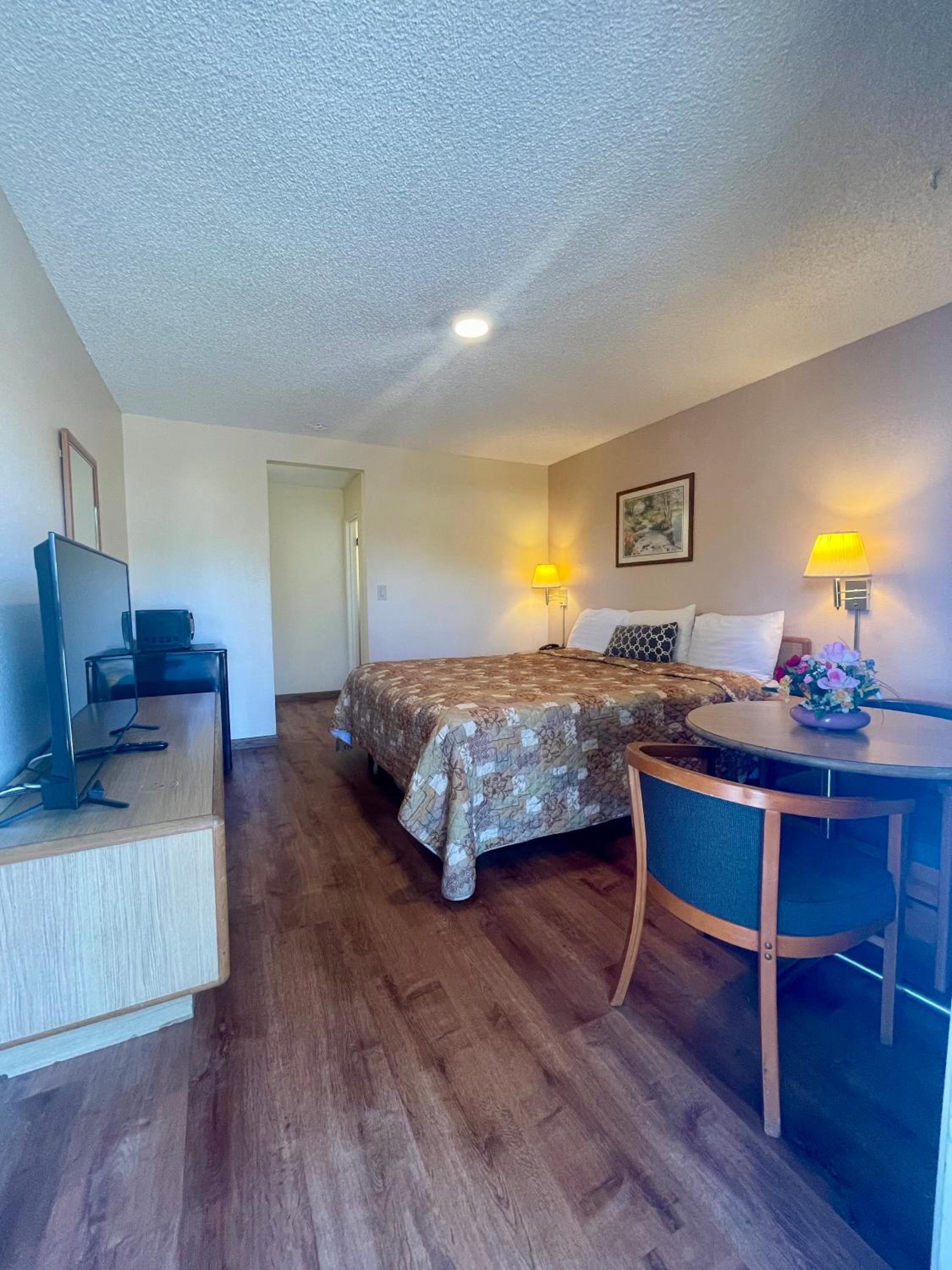 Regency Inn Lakeport view 4