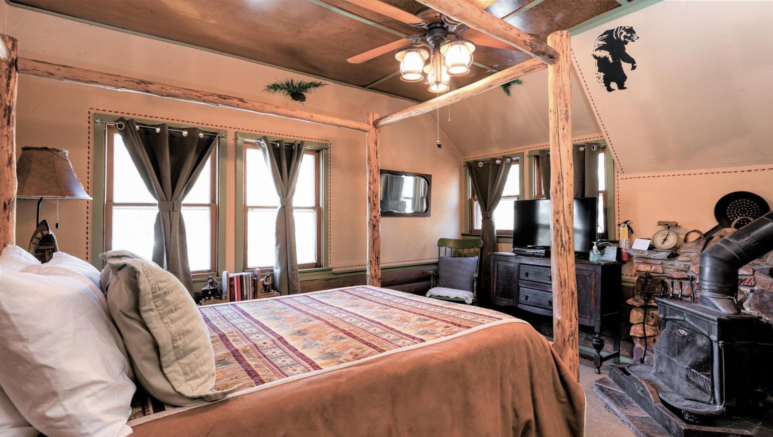 Gold Mountain Manor