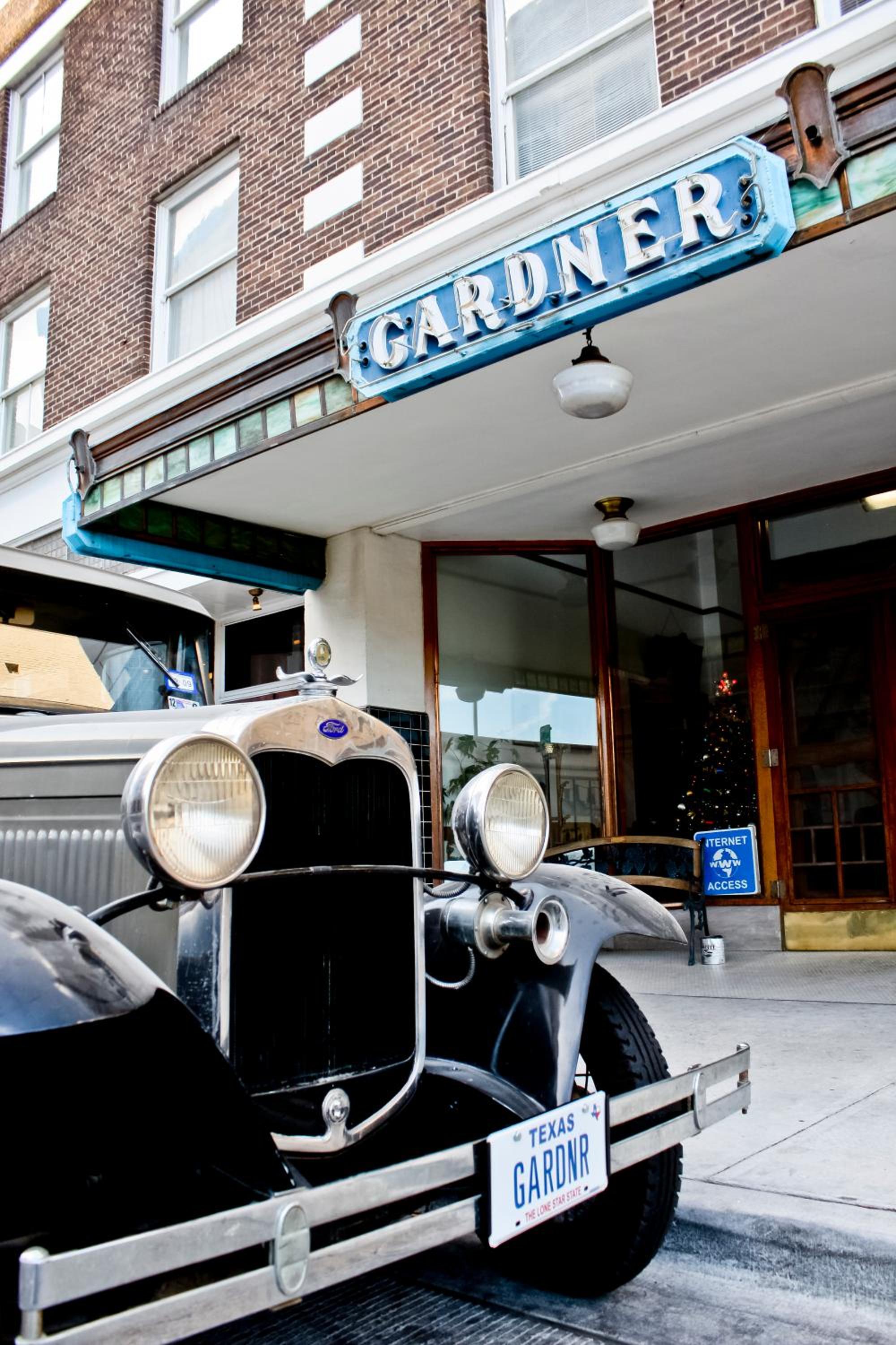 Gardner Hotel & Hostel