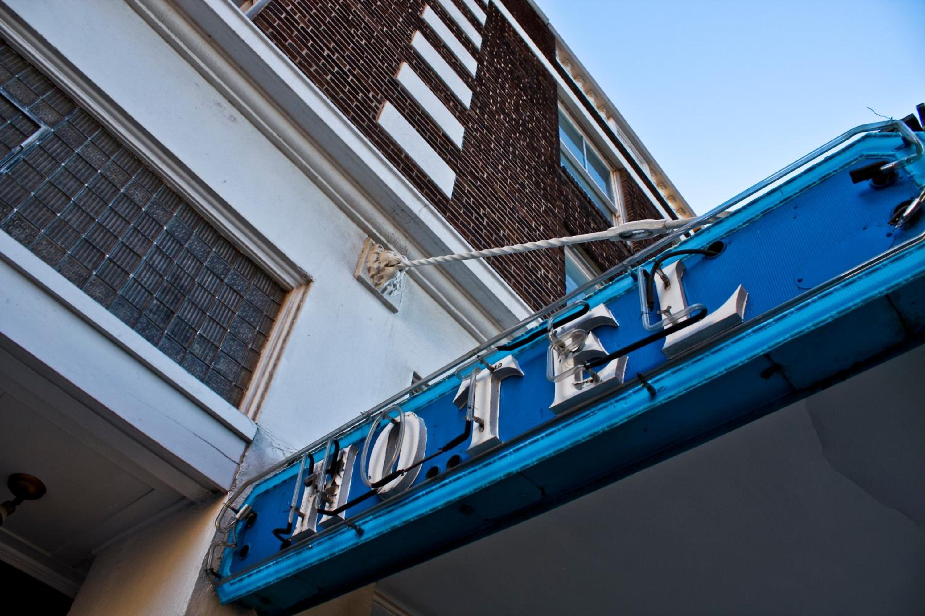 Gardner Hotel & Hostel