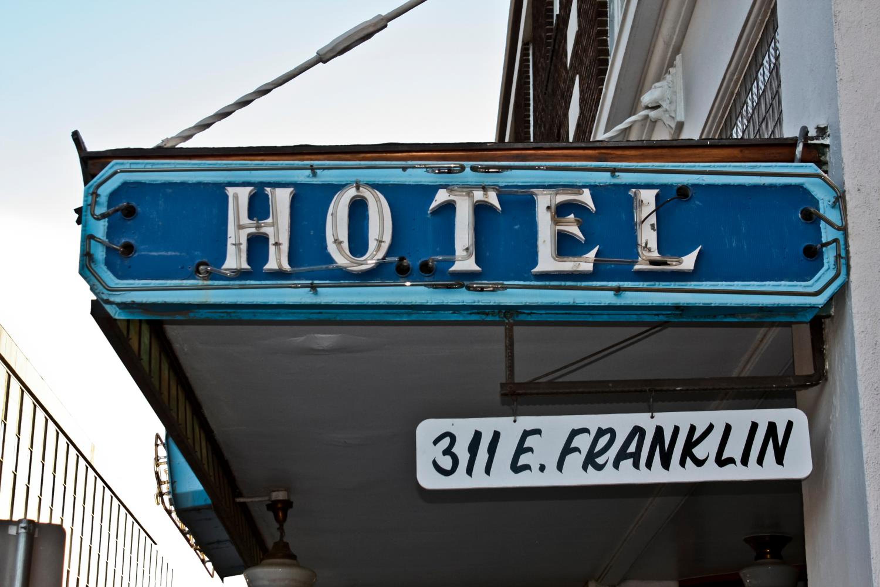 Gardner Hotel & Hostel