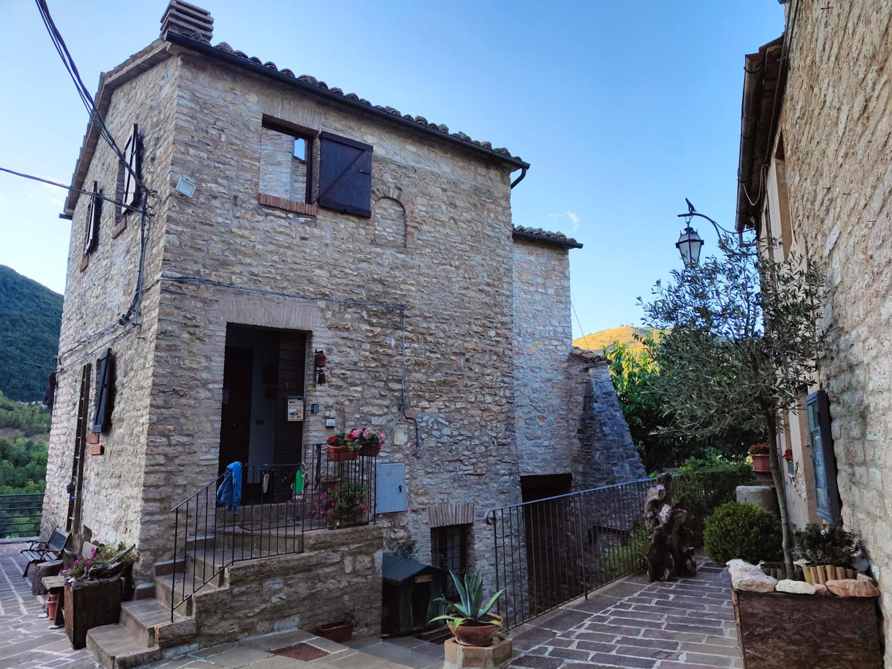 B&B Bivacco Frasassi climbing & trail running house view 3