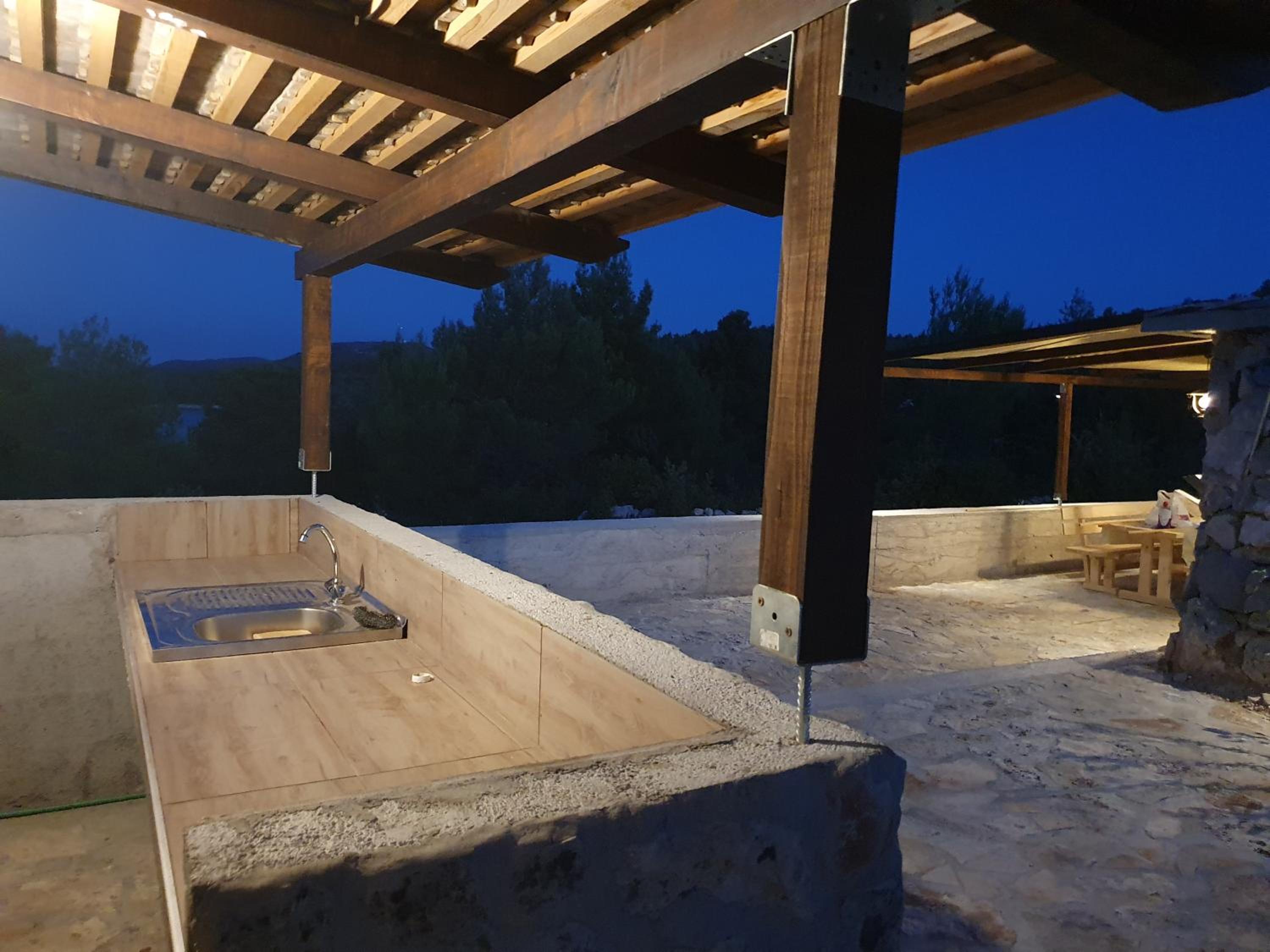 Robinson en Tisno — balance & terrace