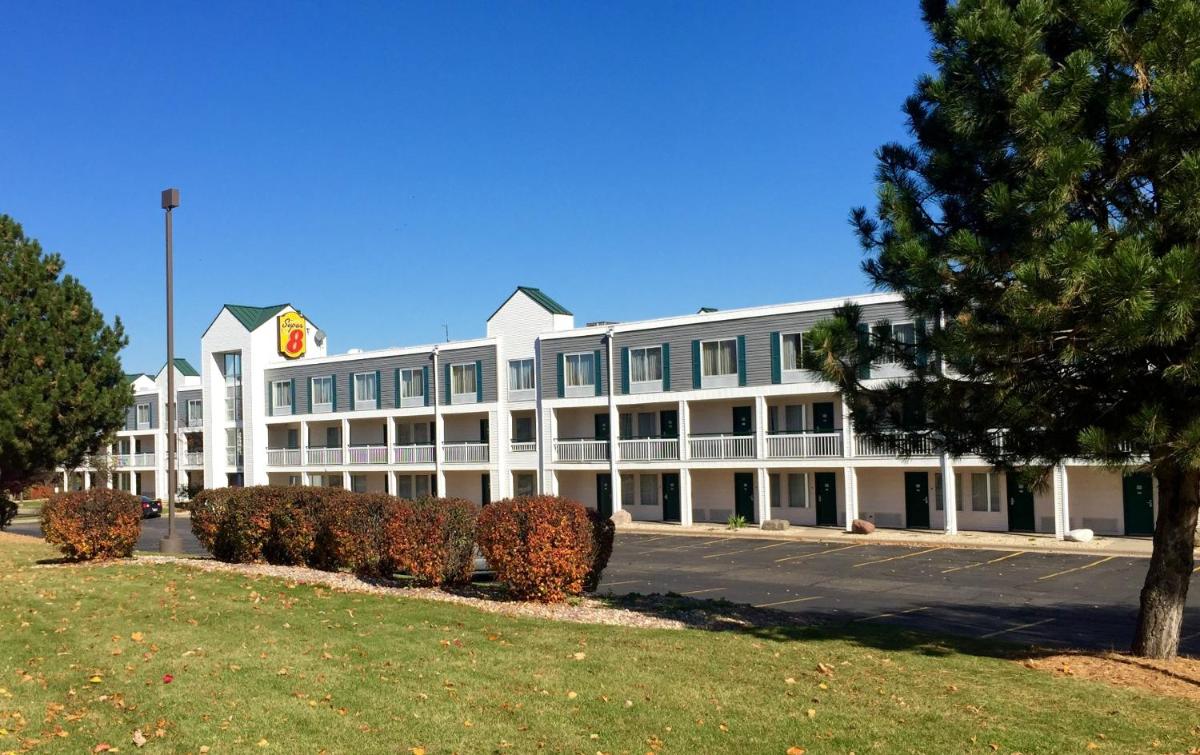 Hotel Super 8 by Wyndham Madison East - Image 1