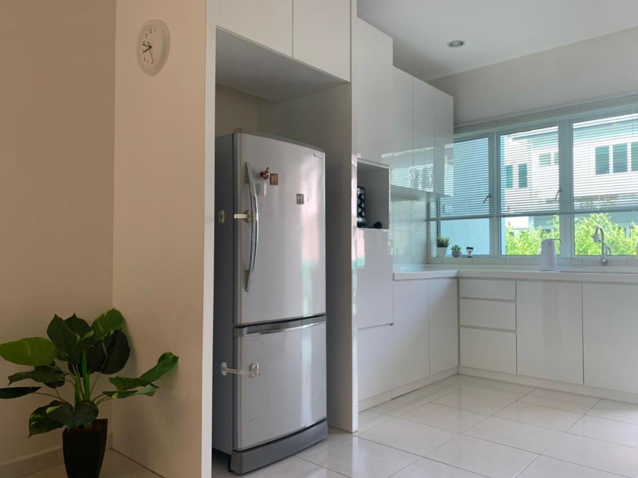Omari - Tiara Bay Marina Island Lumut Homestay