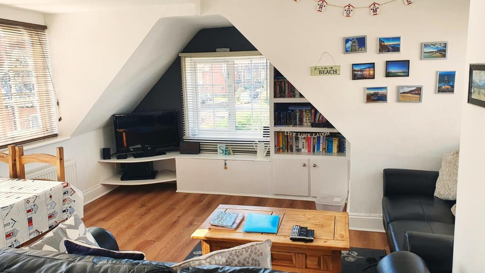 Leylands - Perfect location near town and beach view 5